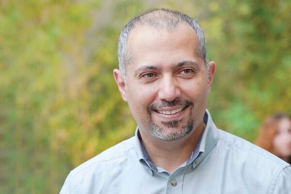 کارتونیست نقـاد است نه مداح /گفت‏‌وگو با هادی حیدری درباره شکایت دادستانی تهران از او برای یک کاریکاتور انتقادی که هنوز برطرف نشده است 