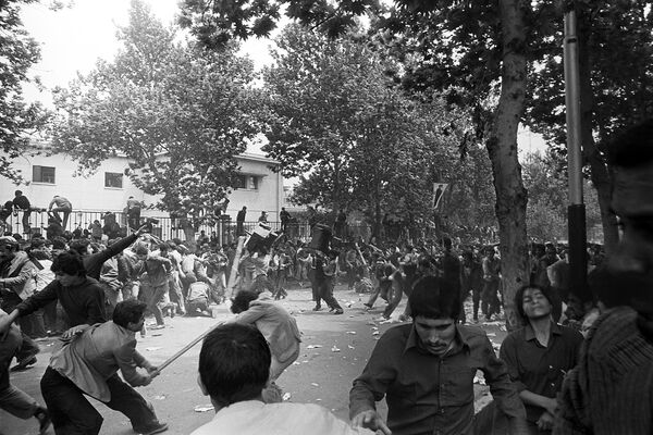 انقلاب فرهنگی؛ 45 سال بعد/گفتارهایی درباره تاریخ انقلاب فرهنگی به‌بهانه رونمایی از کتاب «در جست‏‌وجوی زمان از دست ‌رفته» که با همکاری بیش از 80 نفر از پژوهشگران و افراد مرتبط با این واقعه نوشته شده است