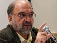 واکنش عبدالکریم سروش به حمله تندروها به سید محمد خاتمی: حمله‌کنندگان به خاتمی کاسب جنگ هستند؛ آنها را به هر نحوی باید سر جایشان نشاند