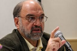 واکنش عبدالکریم سروش به حمله تندروها به سید محمد خاتمی: حمله‌کنندگان به خاتمی کاسب جنگ هستند؛ آنها را به هر نحوی باید سر جایشان نشاند