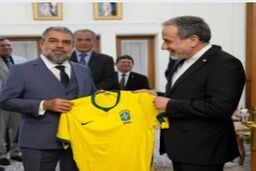دیپلماسی فوتبالی در تهران؛ پیراهن برزیل و اروگوئه در دستان عراقچی

