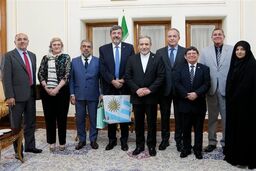 دیدار سفرای آمریکای لاتین با وزیر امور خارجه ایران؛ اهدای پیراهن تیم‌های ملی برزیل و اروگوئه


