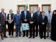 دیدار سفرای آمریکای لاتین با وزیر امور خارجه ایران؛ اهدای پیراهن تیم‌های ملی برزیل و اروگوئه

