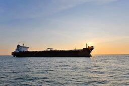 فشار بیشتر بر بازار نفت/گمانه‌زنی کارشناسان از پیامدهای اسنپ‌بک و افزایش تعرفه آمریکا بر هند بر فروش نفت ایران