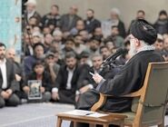 با منع صریح اهانت به مسئولان کشور در شرایط کنونی داخلی و بین‌المللی/ رهبری:‌بگذارید رئیس‌جمهور کارش را بکند