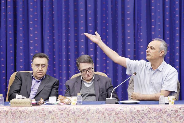 بررسی مواضع فعالان دو جناح در نشست با رئیس جمهور/ انتقاد اصلاح‌طلبان تشویق تندروها