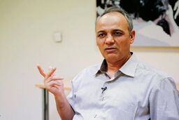 واکنش احمد زیدآبادی به تشکیل پرونده برای کاریکاتوریست ایرانی 