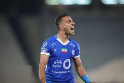 مدافع استقلال به یک قدمی پرسپولیس رسید