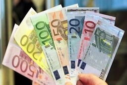 آخرین قیمت دلار و یورو در بازار رسمی؛ امروز پنجشنبه ۱۳ آذر ۱۴۰۴