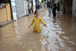 مرگ ۱۵ نفر در پاکستان به علت جاری شدن سیل
