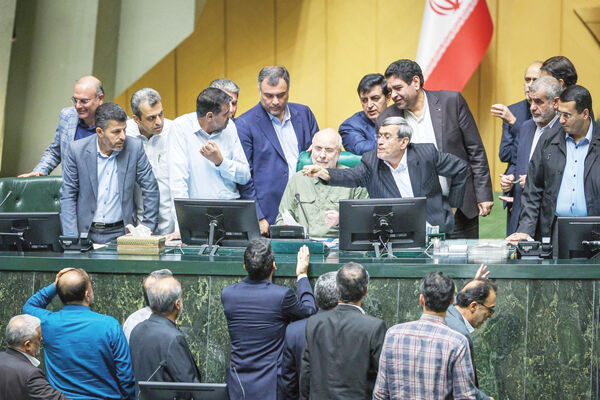 شام آخر در بهارستان/درباره عکسی از جلسه علنی مجلس شورای اسلامی