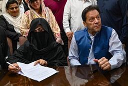 عمران خان و همسرش به ۱۷ سال زندان محکوم شدند
