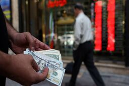 واکنش آذری جهرمی به انتقادات نماینده تندرو از همتی: راه درست و اصولی این است که ارز را بدهیم به نورچشمی‌ها