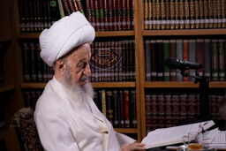 آیت‌الله مکارم شیرازی: تأثیر تبلیغات از سلاح‌ها بیشتر است