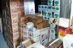 کشف انبار احتکار ۵۰۰ میلیاردی کالاهای اساسی در بندرعباس